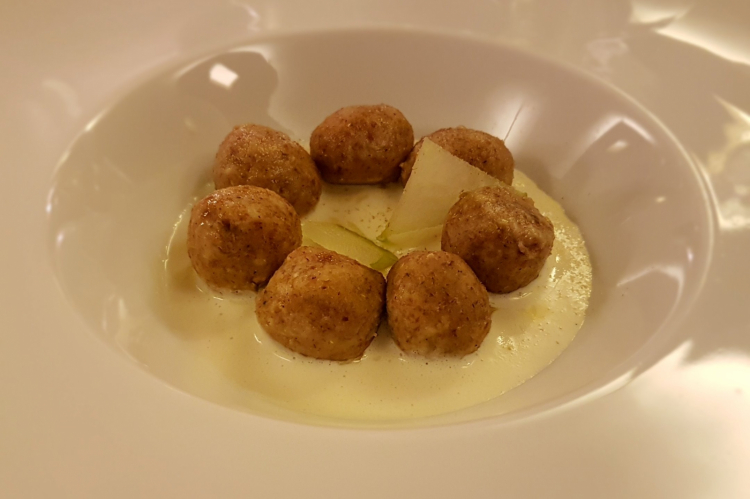 Gnocchi di pane di segale, camomilla della Val Ferret, crema di Seras e mela acida
