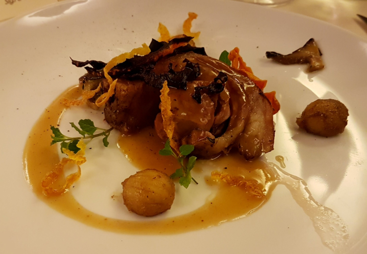 Agnello da latte Valdostano, castagne alla brace, radici e funghi cardoncelli
