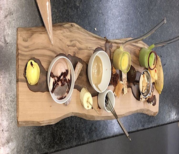 2017 - Intro
Attraverso la chiusura di occhi e orecchie tendevamo a valorizzare in profondità l’ascolto intimo del cibo e di noi stessi. «Il rallentamento e la concentrazione diventano elementi istintivi che riportano il gusto, il tatto, l’olfatto, l’udito e non ultimi il sapore e l’immagine a uno stato di “nuova" conoscenza. Ancora una volta abbiamo la conferma che la decelerazione accellera la comprensione»