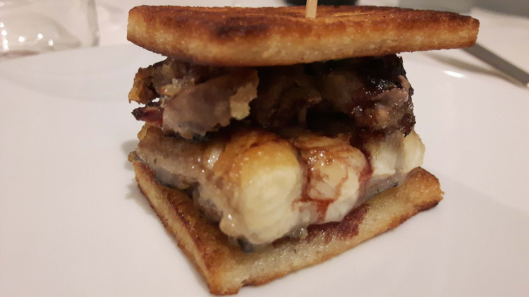 Sandwich di anguilla con il suo fegato, menta e aceto