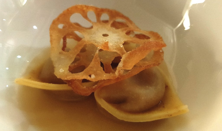 Tortellino di ricci di mare e umeboschi con brodo di loto e cacao
