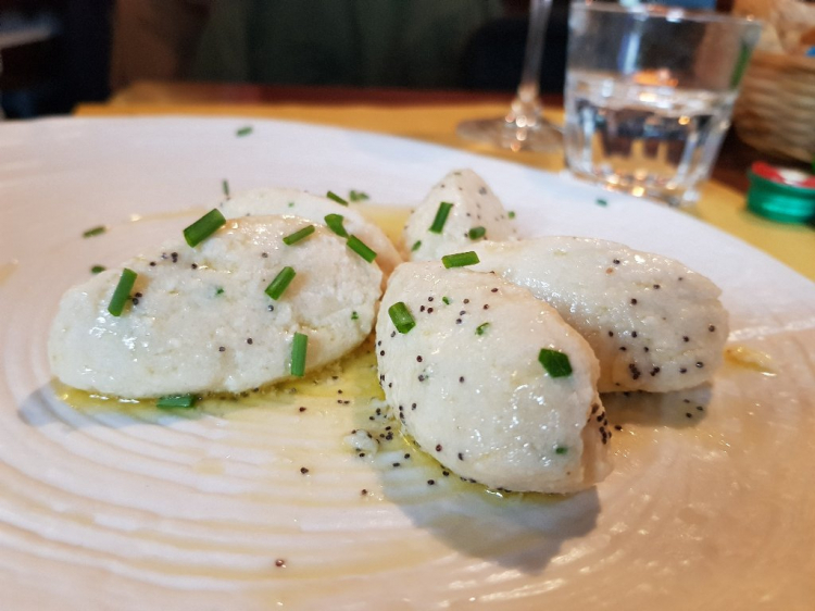 Gnocchi of ricotta with butter and chives
