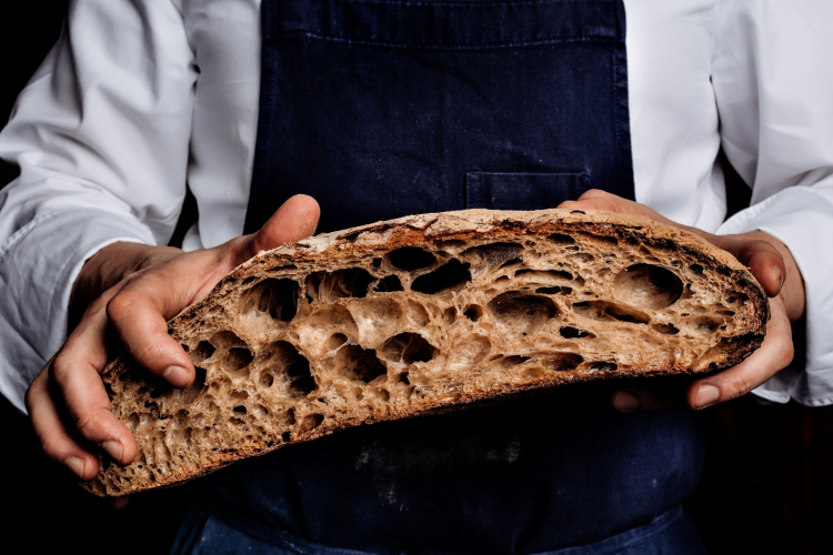 Nuova panificazione al The Stage: un pane tre le mani del sous chef Mario Adduci
