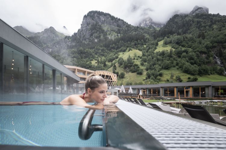 Il resort vanta la Mountain Spa un tempio del benessere di 3.000 metri quadrati con quattro piscine, di cui unoa esterna e scenografica
