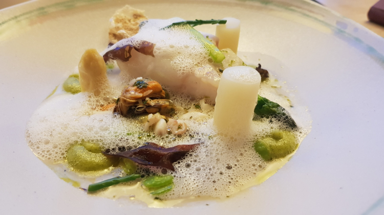 Baccalà cotto sottovuoto con asparagi, fagioli di soia, schiuma di asparagi e molluschi, da ONE
