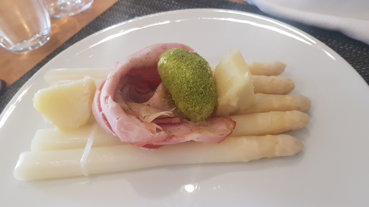 Asparagi bolliti, prosciutto cotto, un uovo sodo e burro fuso con salsa bernese, da Valuas