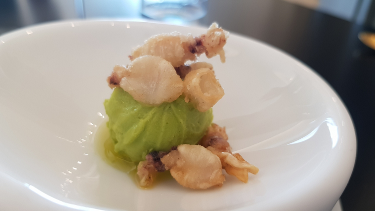 Gelato di piselli e i calamaretti fritti
