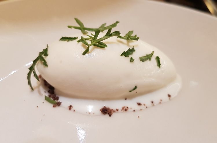 Gelato al burro nocciola con barbaforte, crumble di caffè e foglia di mandarino
