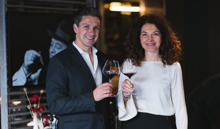 Francesca Terragni, Responsabile Marketing e Comunicazione di Moët Hennessy Italia, con l'enologo Gonzalo Carrasco
