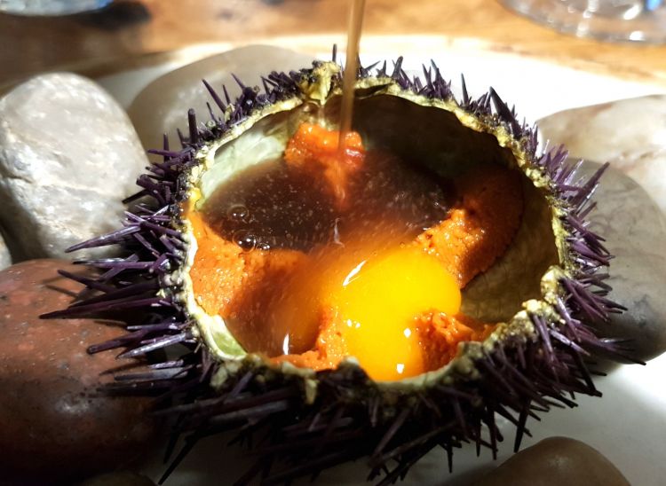 Riccio con tuorlo marinato e brodo di porcini. Un'eccellente combinazione che il cuoco aveva già declinato anni fa con un toast di riccio e porcini. Penso che la versione cremosa attuale sia migliore
