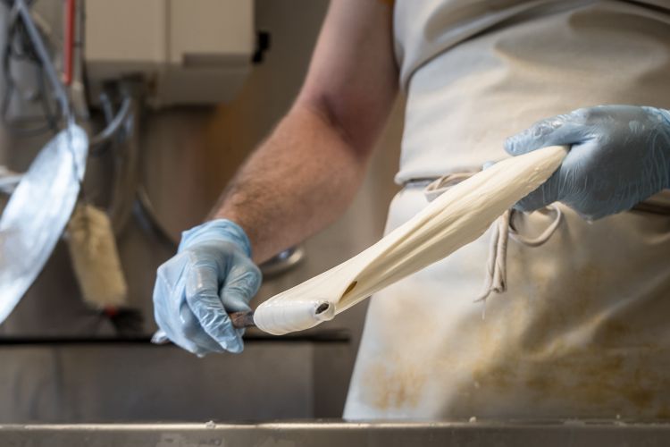 La lavorazione della mozzarella a El Brite de Larieto