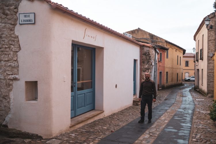 Samuel Lai davanti alla sua nuova creatura Sinnos, dal sardo segno - un vero e proprio laboratorio in cui sperimenta sia la produzione di formaggi tipici della tradizione, che varietà innovative. Il microcaseificio rurale si trova a Gergei (Sud Sardegna)
