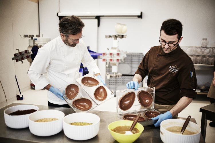 Carlo Cracco al lavoro sulle uova, con Marco Ferrari
