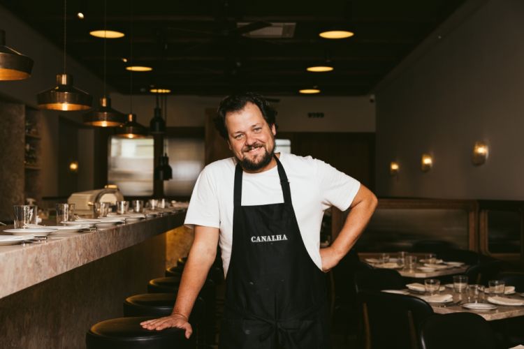 João Rodrigues nella sala del suo ristorante di 