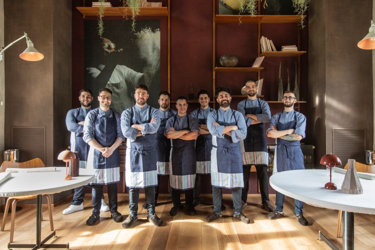 Lo chef Sodano, terzo da destra, insieme alla giovane brigata del ristorante Famiglia Rana