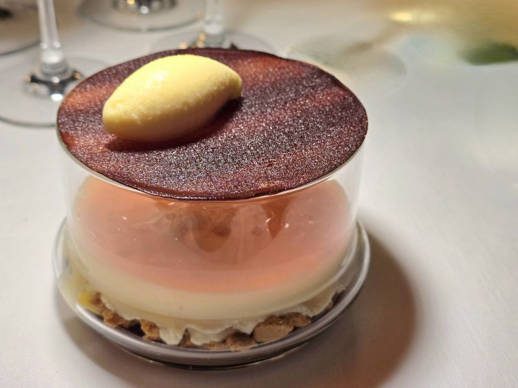 Latte e biscotti. Panna cotta con crumble di biscotti, spuma al vermouth, gelato al vermouth e disco di zucchero e cacao