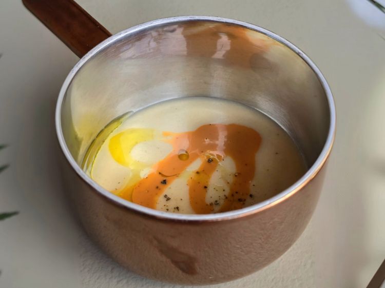 Bagnacauda di ricci. Crema di patate mantecata con latte e alici in emulsione con polpa di riccio cruda, olio e pepe nero. È il piatto signature di Martina Caruso, l’ottava delle isole Eolie. Goloso, diretto saporito, complesso, rappresenta l’unione perfetta tra mare e terra: patata e latte da un lato, ricci e alici dall’altro. Tendenze dolci opposte a sapidità estreme: la perfezione nelle asimmetrie