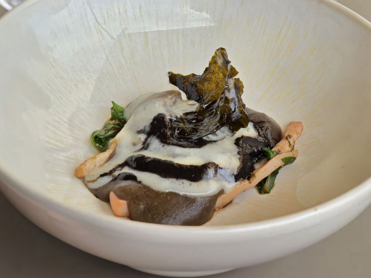 Totano con pane, tuma persa e bieta. Il totano è cotto a bassa temperatura poi saltato con la bieta e la fonduta di tuma persa. La zuppa di pane viene lavorata con il nero e con le interiora del totano. Si tratta di un piatto di grande complessità in cui si trovano tutti i gusti: tendenza dolce del pane e del mollusco, delicata amarezza del vegetale, note marine del nero, acidità e aromaticità del formaggio