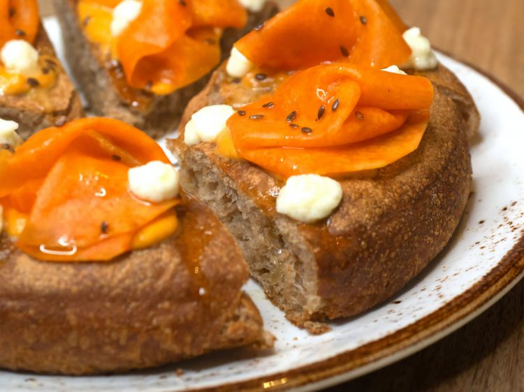 Color di Zucca di Fuori Tempo. Impasto con farine di orzo germogliato, riso germogliato e maltata di grano e topping di zucca marinata, crema di zucca, mousse di pecorino e semi tostati