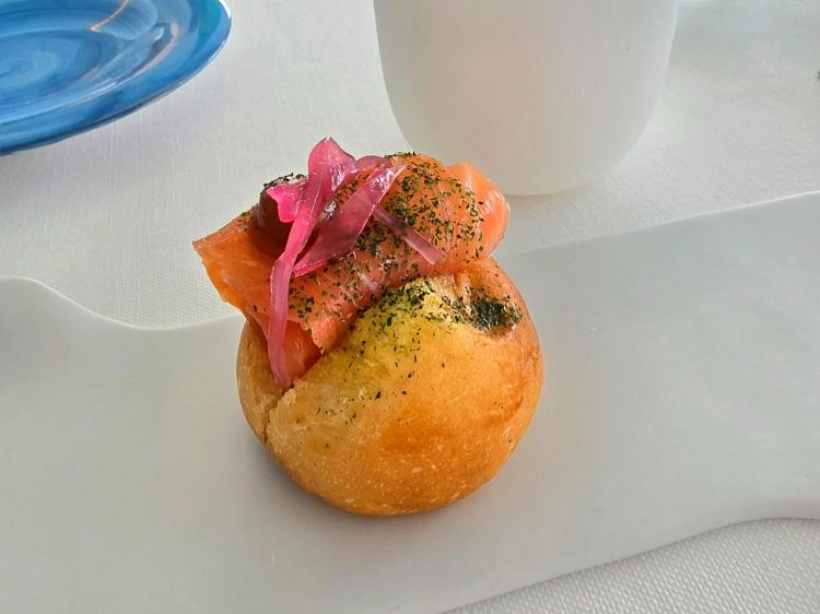 Brioche con crème fraîche e salmone affumicato