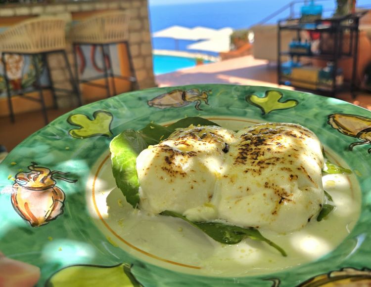 Fior di latte alla griglia in foglia di limone