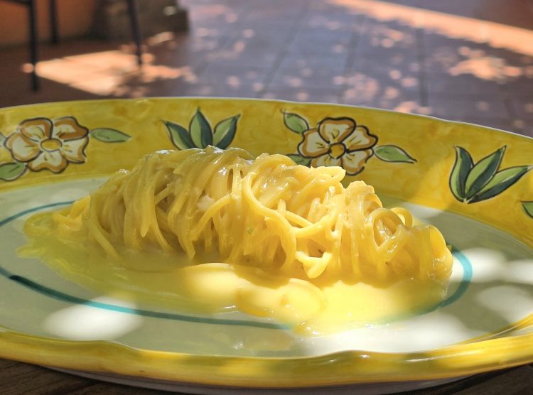 Tagliolini al limone: pasta all’uovo, salsa al burro e limoni di Sorrento