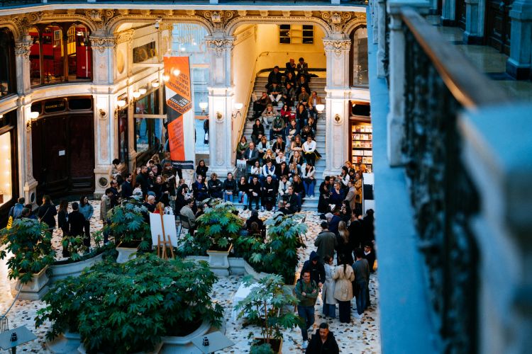 L'audience della Galleria Prealpina di Torino, sede della presentazione del nuovo libro di Carlo Cracco e Luca Sacchi "Cracco in Galleria", progettato coi creativi di Toiletpaper (Phaidon, L'ippocampo)
