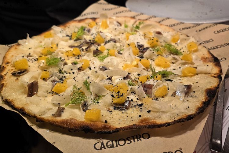 Finocchio & arance: carpaccio di finocchio marinato al pepe, arance siciliane, fiordilatte, tuma, acciuga di Aspra, finocchietto, polvere di olive. &Egrave; un racconto del territorio che si ispira a un'insalata tipica siciliana
