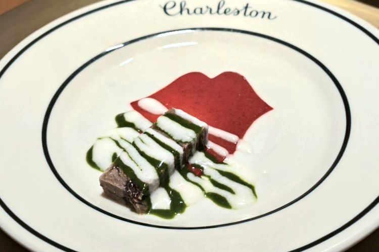 In tutte le lingue del mondo, piccolo fuoripista del menu: lingua bollita e condita all’insalata come "il musso nei mercati siciliani", curry rosso, salsa verde, salsa al cocco con lime e colatura di alici