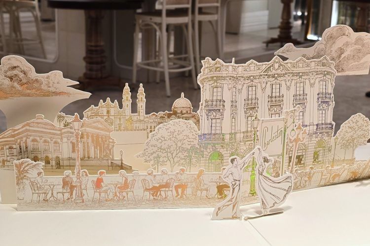 La piccola pasticceria viene servita su un pop-up dalle grafiche che celebrano il Charleston, Palermo e gli anni '20