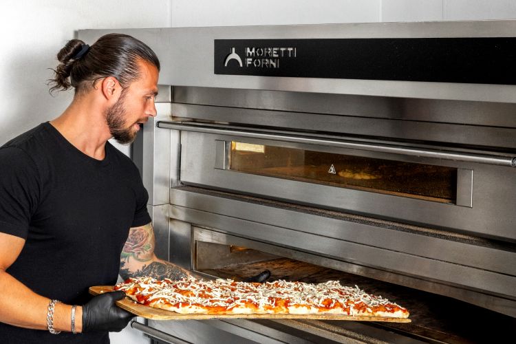 Luca Tartaglia inforna nel suo serieS Moretti Forn