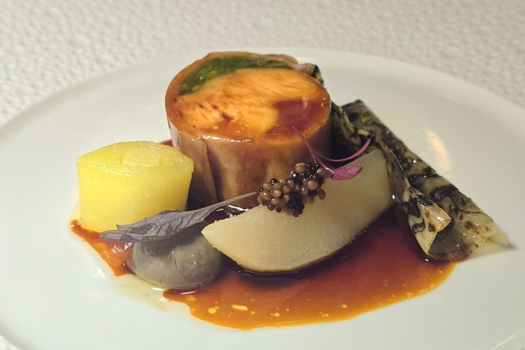 Lombo di coniglio, porro, pera e senape in agrodolce
