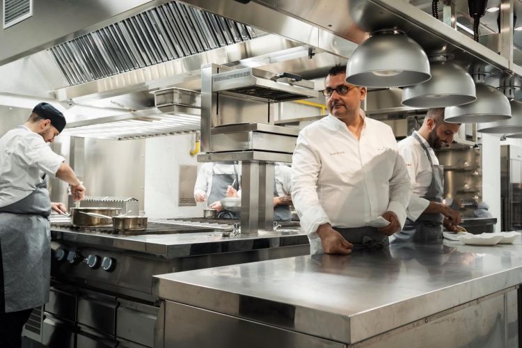 Lo chef Paolo Barrale nelle cucina del nuovo Aria 