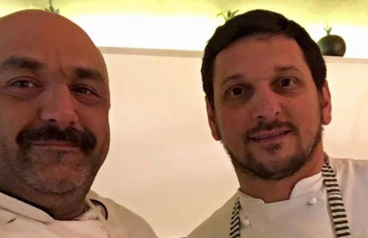 Francesco Costantino, 49 anni e Domenico Vicinanza, 39, rispettivamente patron e chef uscente dell’Osteria del Taglio di Salerno città. Vicinanza ha appena lasciato l'insegna per un progetto meno impegnativo, che gli consenta di dedicare più tempo alla famiglia
