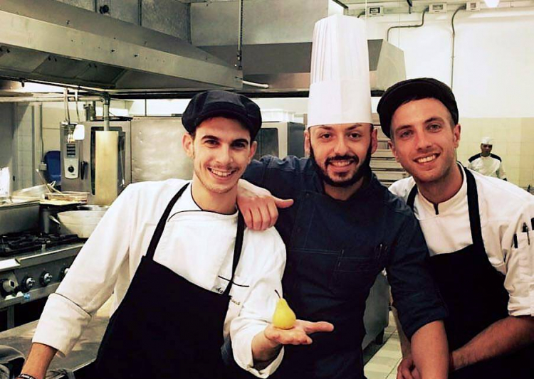 Alessandro Rinaldi, al centro, lo scorso anno mentre lavorava a Punta Ala