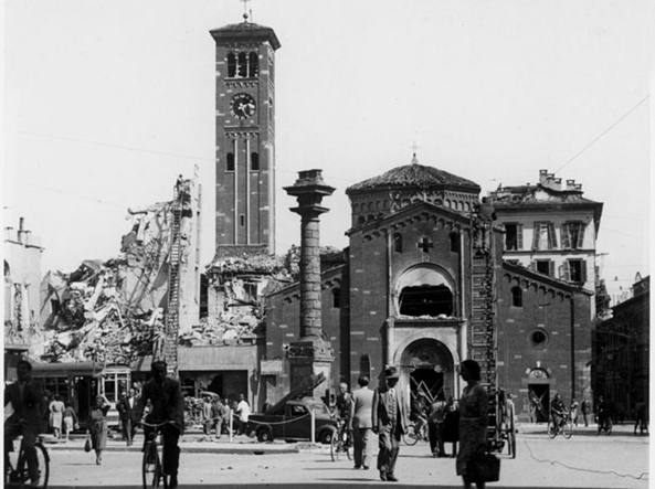 Piazza San Babila, le macerie della Seconda guerra mondiale (foto corriere.it)
