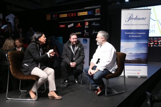 Albert Adrià a Madrid Fusion 2013 con la giornalista Julia Perez e Sergi Arola ©Madrid Fusión