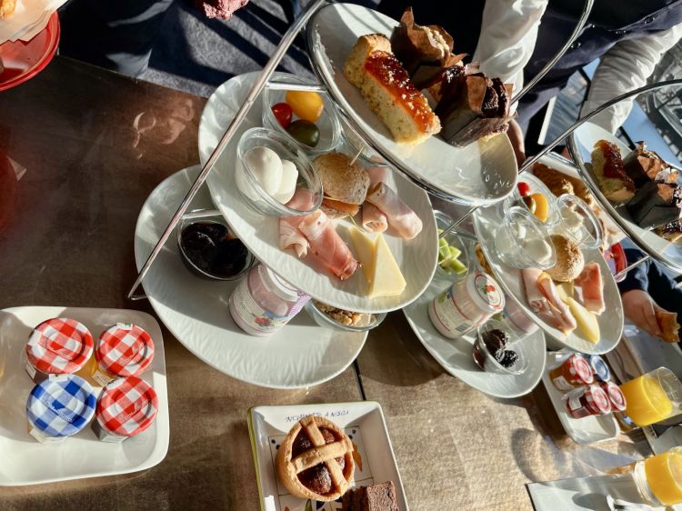 Colazione al Parker's. «La formula attuale di servire assieme tutti gli assaggi», spiega l'f&b manager Giovanni Avolio, «è così apprezzata che credo non torneremo più alla modalità buffet pre-covid»
