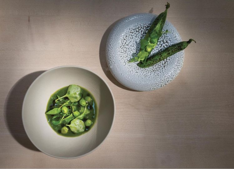Grilled peas and watercress, OZ's signature dish. The 2 tasting menus cost 196 and 222 Swiss francs for 7 and 9 courses (plus 165 for the pairing)
