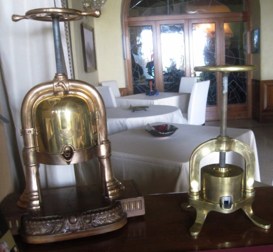 Gli splendidi torchi d'epoca in sala a Erbusco. Nella tradizione francese sono strumenti indispensabili per servire al tavolo lo chateaubriand, la testa di un filetto di manzo, in due porzioni