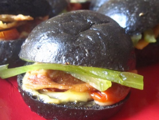 La rivisitazione del Bmt (bacon, lettuce, tomato) sandwich di Cristina Bowerman dell'Hostaria Glass di Roma. Il panino è al nero di seppia. Dentro, pomodorini pugliesi, lattuga e controfiletto di maiale