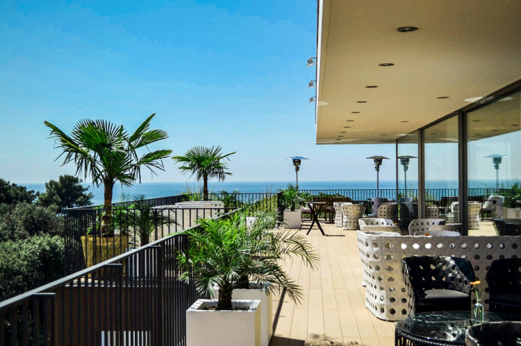 La vista dall'ultimo piano del Principe Forte dei Marmi. Davanti, il mare; alle spalle, il ristorante