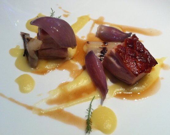 Maialino da latte cotto lentamente (con doppia cottura), crema di patata e mela, cipolle rosse al sale di Stefano Binda, 35 anni