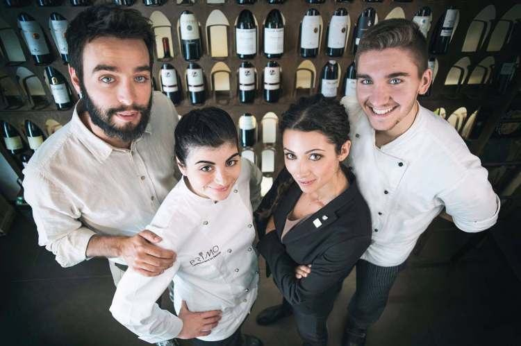 Primo e terza da sinistra i titolari del Primo restaurant, Marco Borelli e Silvia Antonazzo, con la chef Solaika Marrocco e il suo assistente Gabriele Fattizzo
