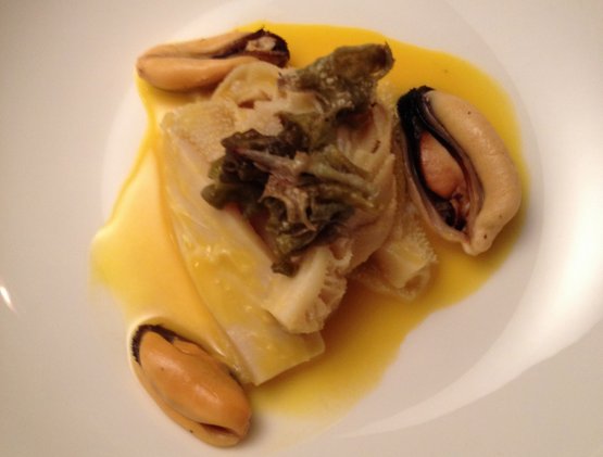 Trippa di vitello in fricassea, lichene di terra e cozze: straordinaria, insolita interazione tra due ingredienti, ma anche tra due stili, quelli degli chef