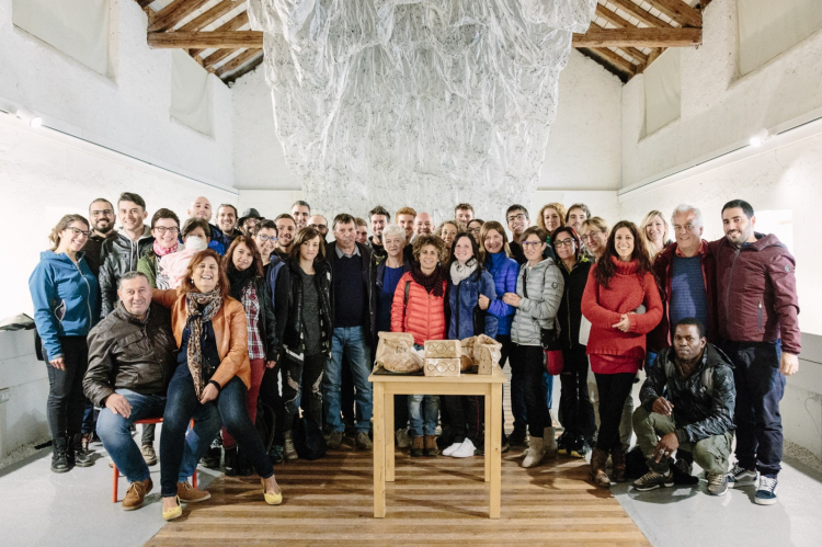 Foto ricordo di un ritrovo di tutto lo staff di Panificio Moderno: dei negozi di Rovereto, di Briciole, della caffetteria di Trento, della produzione 
