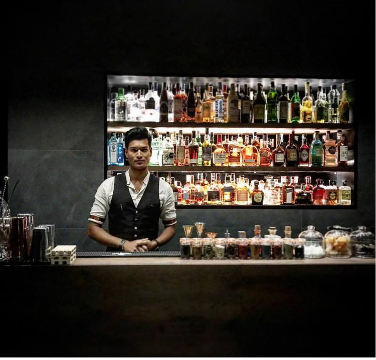 Bancone cocktail col bartender Joynul Islam
