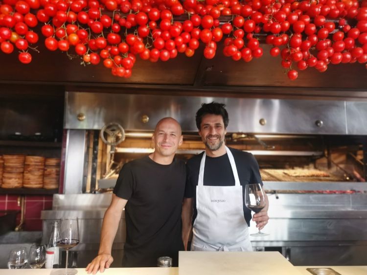 Pablo Rivero e Guido Tassi, rispettivamente proprietario e chef di Don Julio, davanti alla parilla del locale
