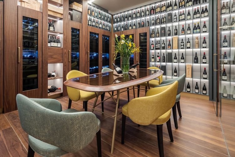 La wine room del ristorante di Claudio Sadler, all'interno dell'hotel, è impreziosita da mobili su misura, tutti disegnati da Spagnulo & Partners
