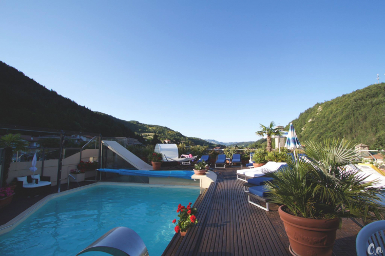 La piscina di acqua calda termale all'ultimo piano dell'hotel Tosco Romagnolo. Per fortuna in questa stagione è coperta...